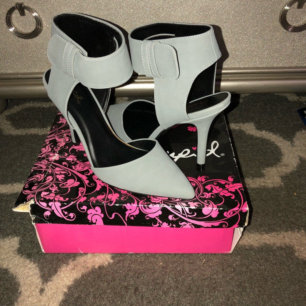 Heel for sale never worn